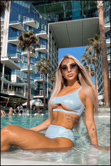 ağzına boşaltan seksi travesti