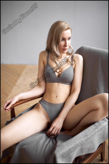 sarışın escort beyaz kalçalarını sunuyor sarışın escort beyaz kalçalarını sunuyor