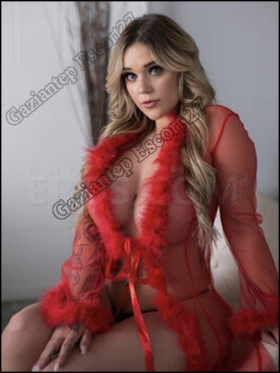 giyimi ile dikkat çeken escort